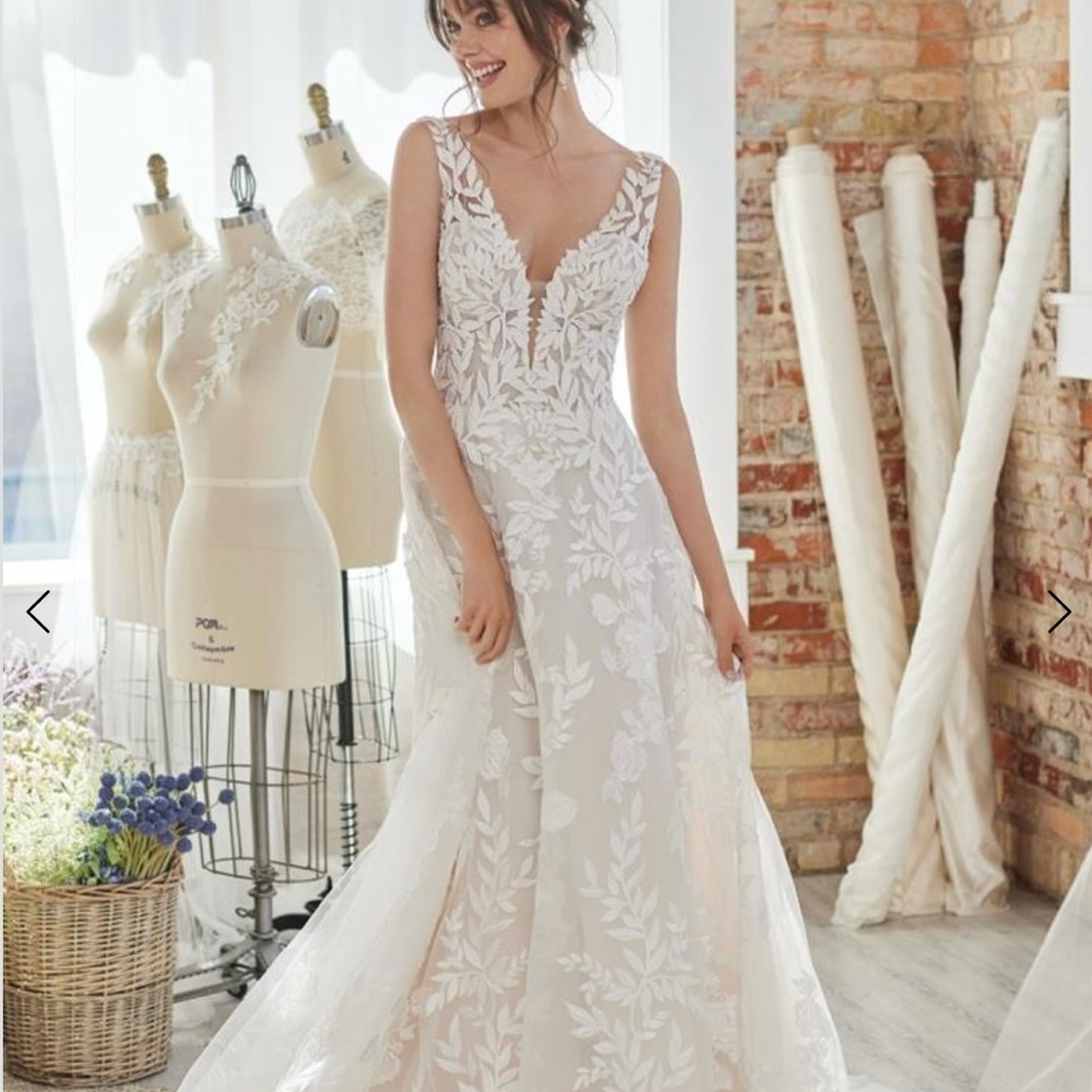 Elegant White Lace Wedding Dress - Picture 2 of 4